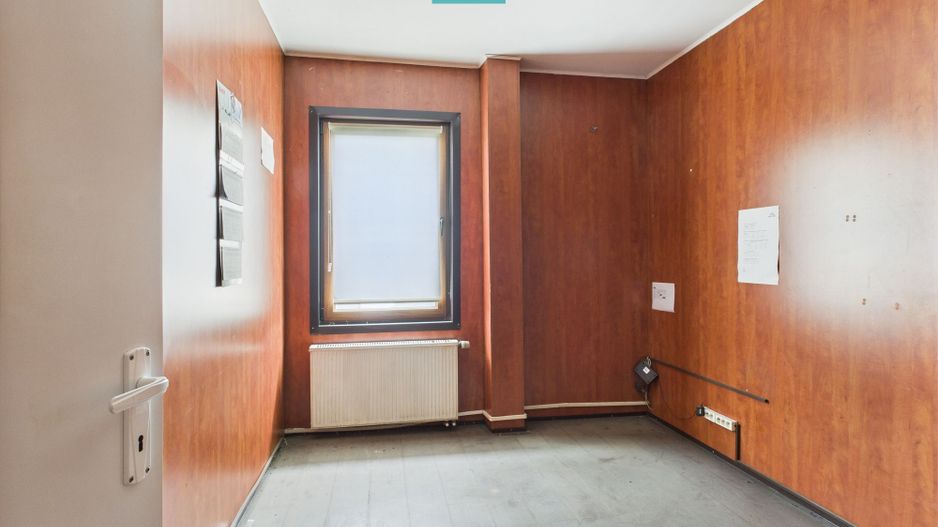 Hală industrială cu pod rulant și parcare betonată - Poză 3