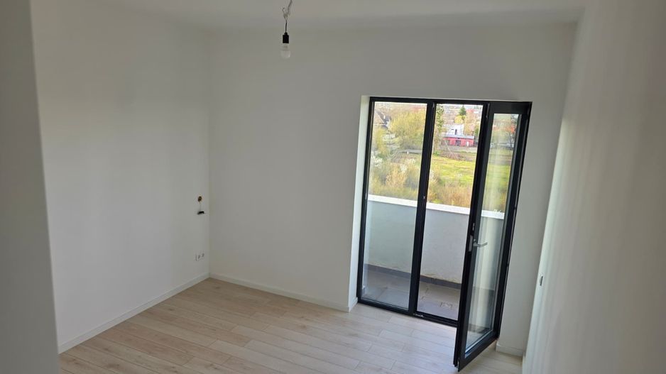Apartament 3 camere și loc de parcare - Poză 1