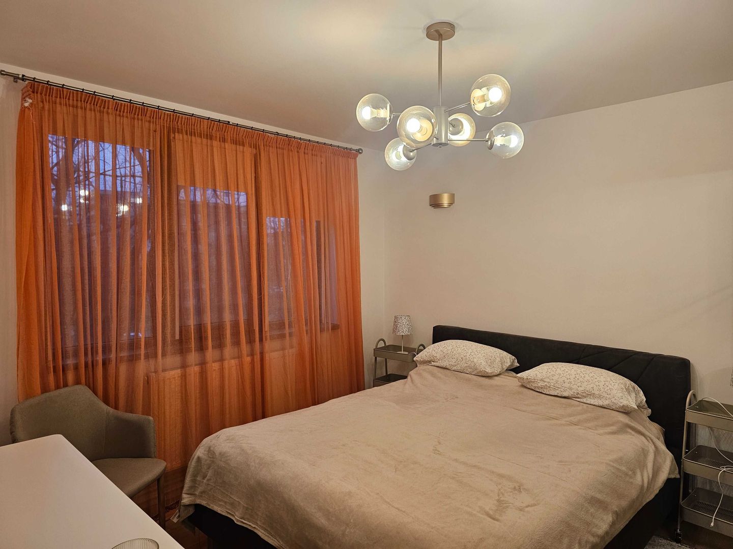 De vanzare apartament 3 camere mobilat, etaj 2, zonă liniștită, 88.000 euro - Poză 2