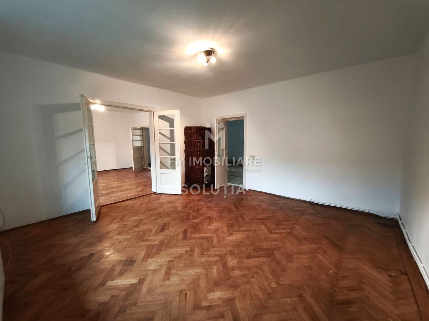 Casă de vânzare | 2 min de Centrul Vechi | garaj | curte proprie - Poză 1