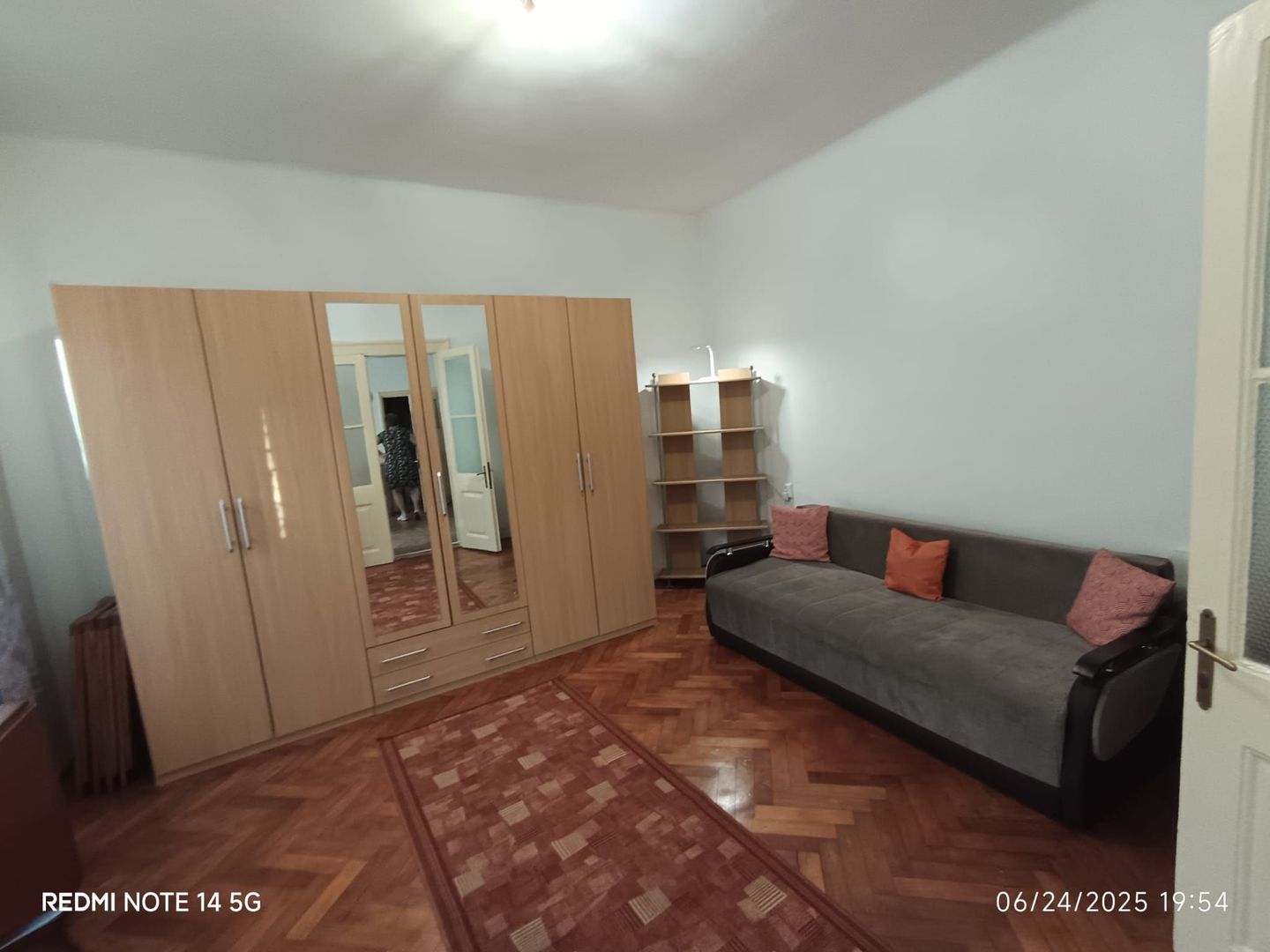 De vanzare! Apartament spatios la curte, zona centrala - Poză 10