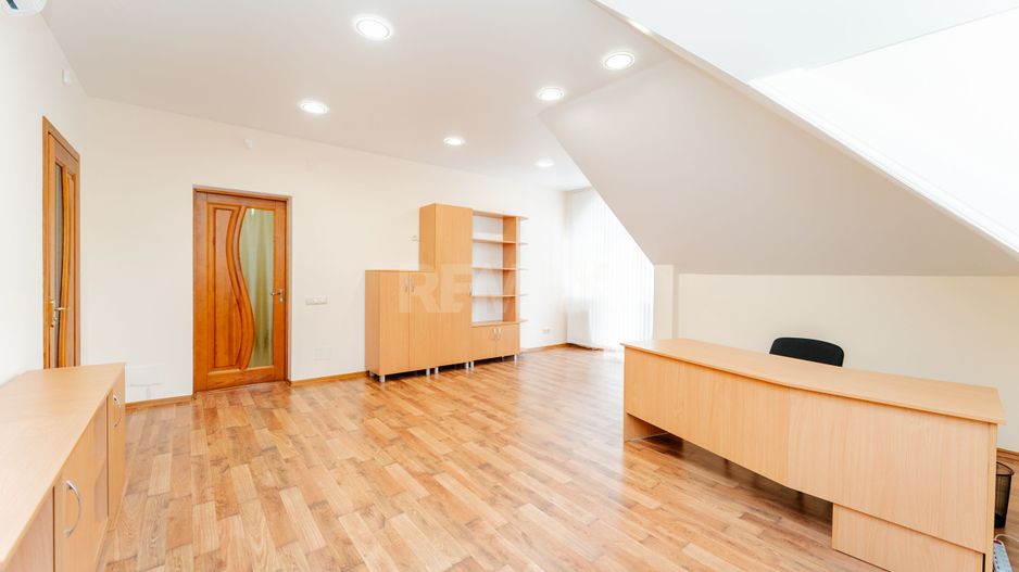 Se oferă spre închiriere casă în centrul orașului, ideală pentru birouri, clinică sau centru educați - Poză 8