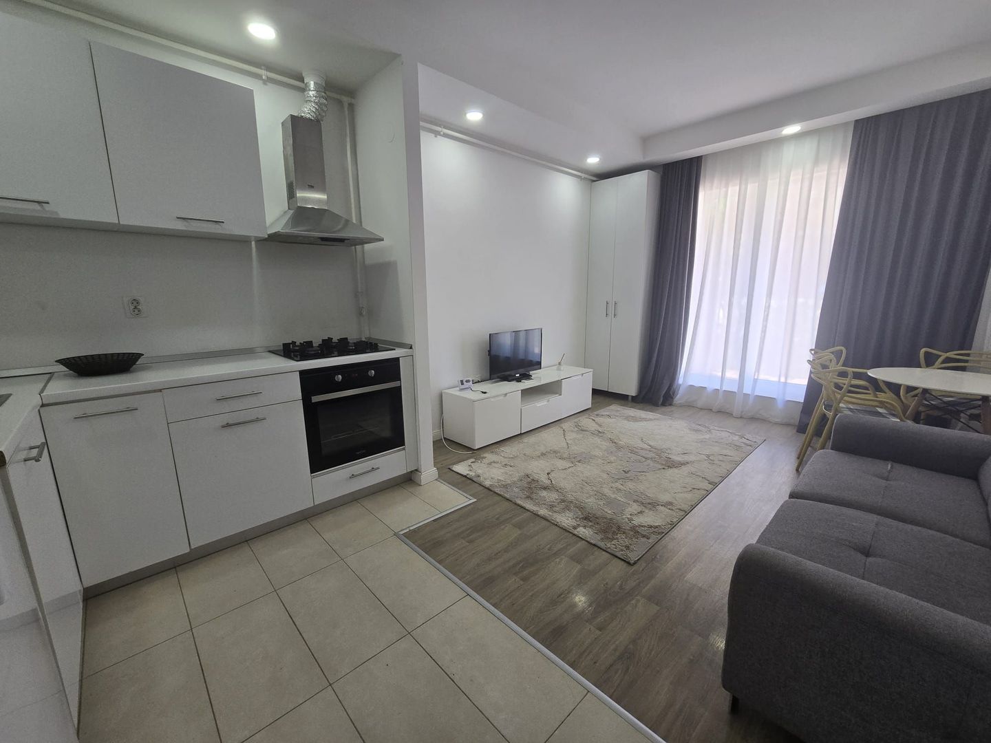 COSMOPOLIS - Apartament cu 2 camere si gradina, mobilat si utilat. - Poză 3