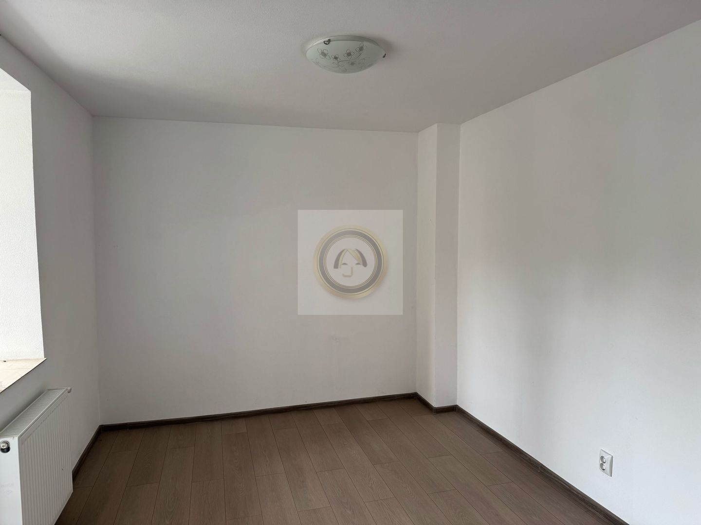 Apartament 3 camere de inchiriat | nemobilat, neutilat | langaDoboz - Poză 10