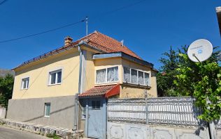 Casa Ghelari, 3 camere, 678mp, baie, buc., termopane, curte si gradina