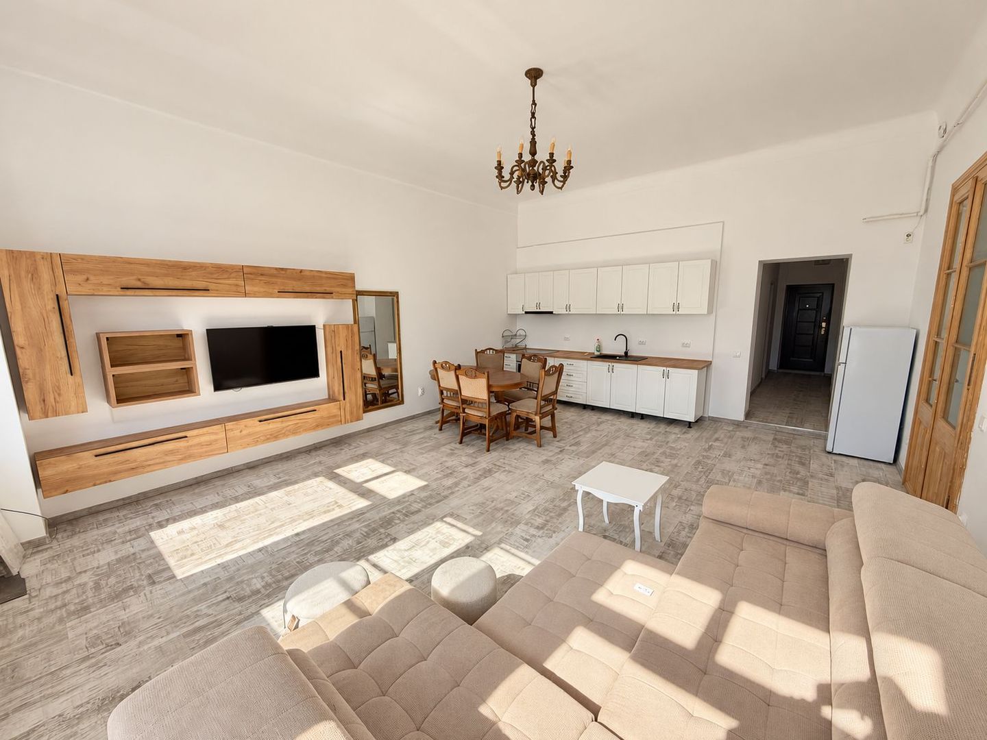 Apartament cu 3 camere și curte privată | Parcul central | Parcare - Poză 2