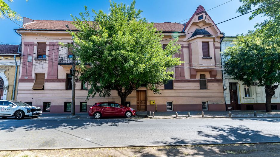 Apartament cu 4 camere si terasa si curte proprie, langa primarie - Poză 1