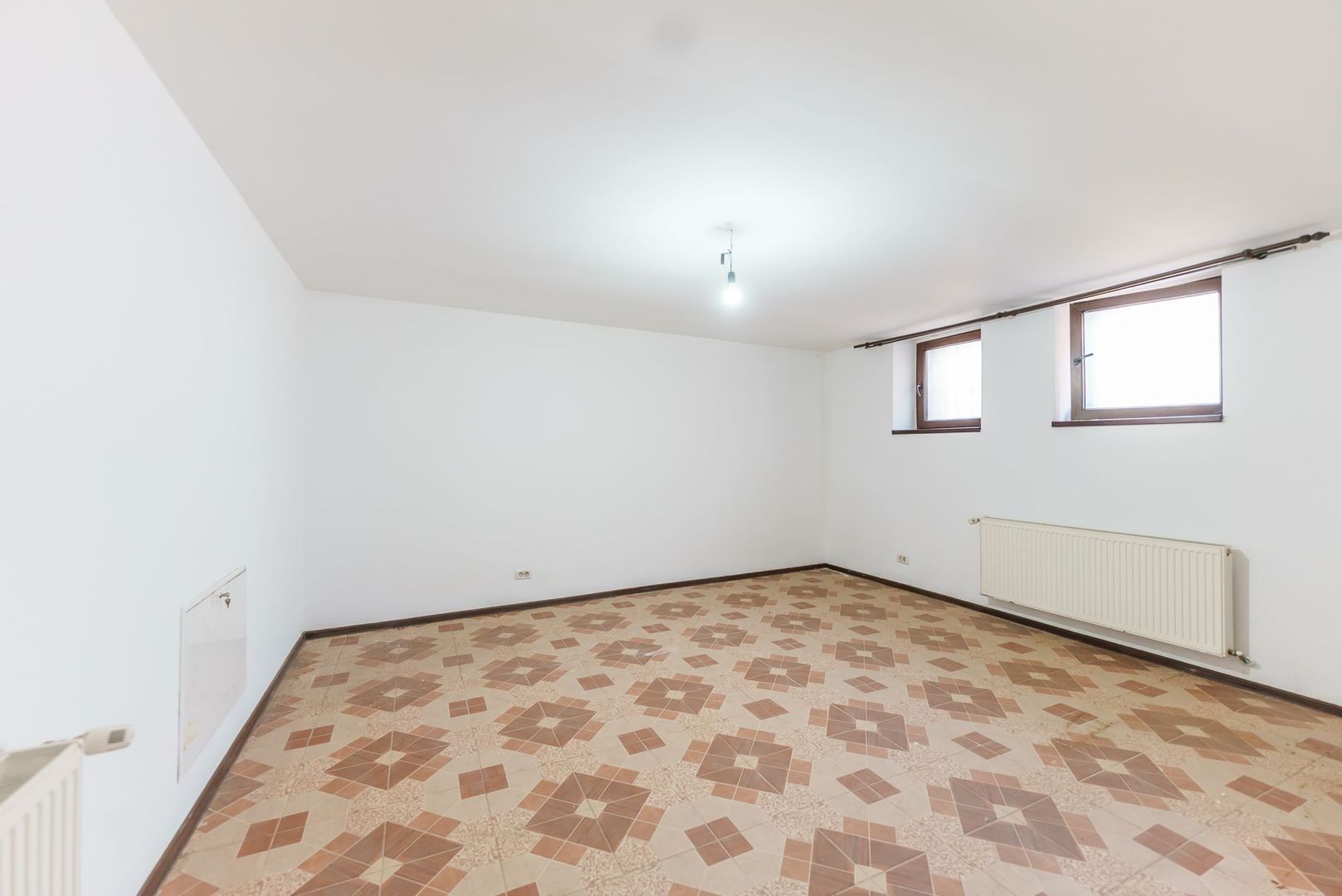 Apartament spațios, cu potențial multiplu, central - Poză 4