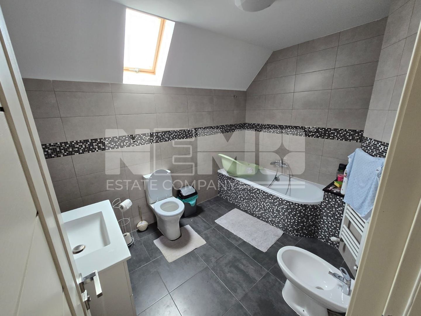 Casă spațioasă la 650000 de euro I Volovăț - Poză 9