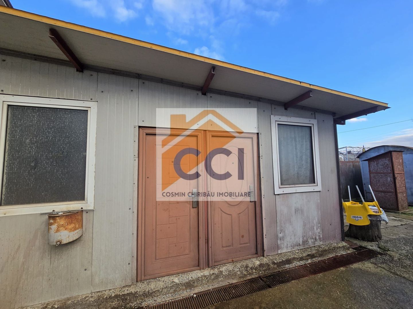 Se oferă spre vânzare / închiriere clădire cu spațiu comercial - Poză 21