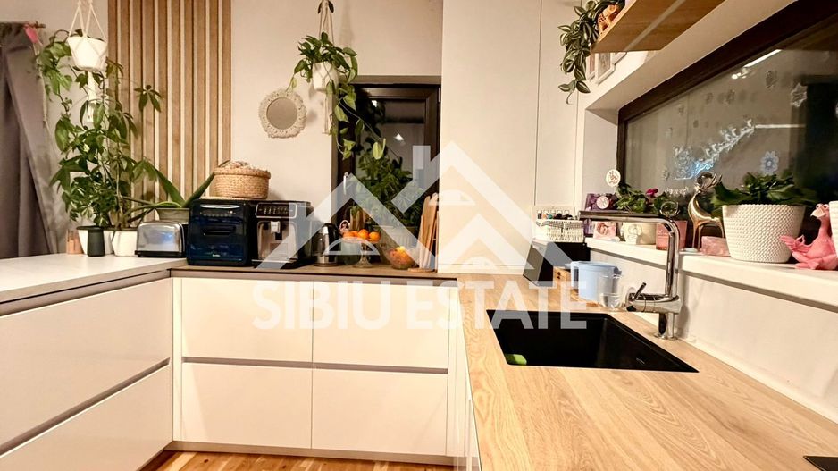 Duplex elegant cu 5 camere, 2 bai, curte in Cristian - Poză 16