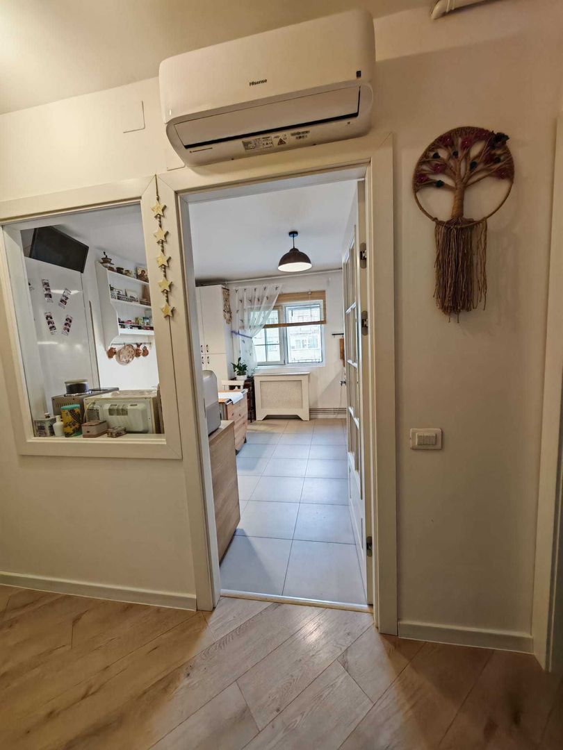 Apartament luminos 2 camere. Zona Tineretului. Cu  Centrala. Loc Parcare. - Poză 2