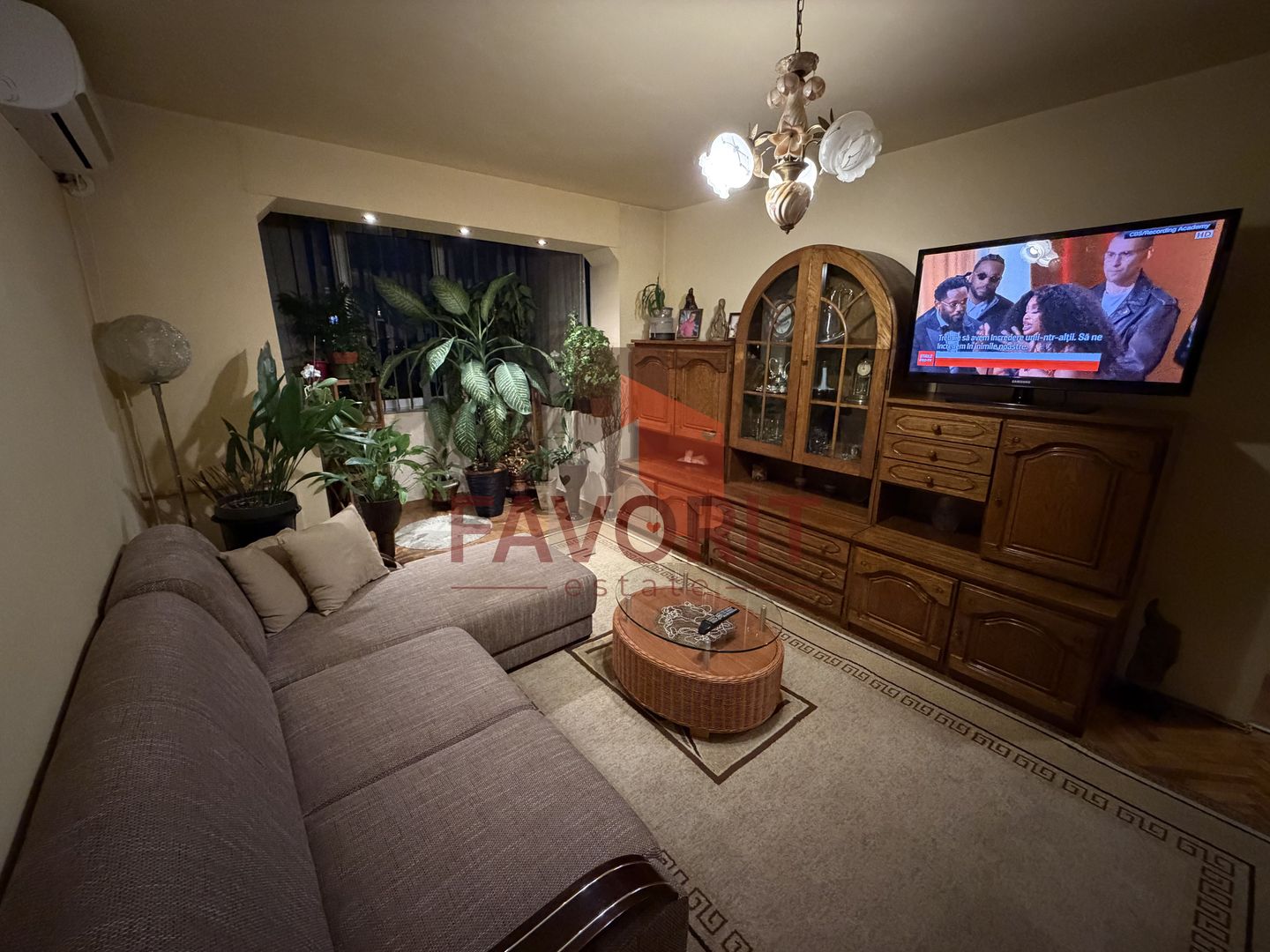 Etaj intermediar. Mobilat. Pozitie excelenta - Poză 1