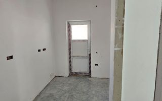 Vând apartament cu o camera, la  casa + baie proprie - zona centrala - Poză 2