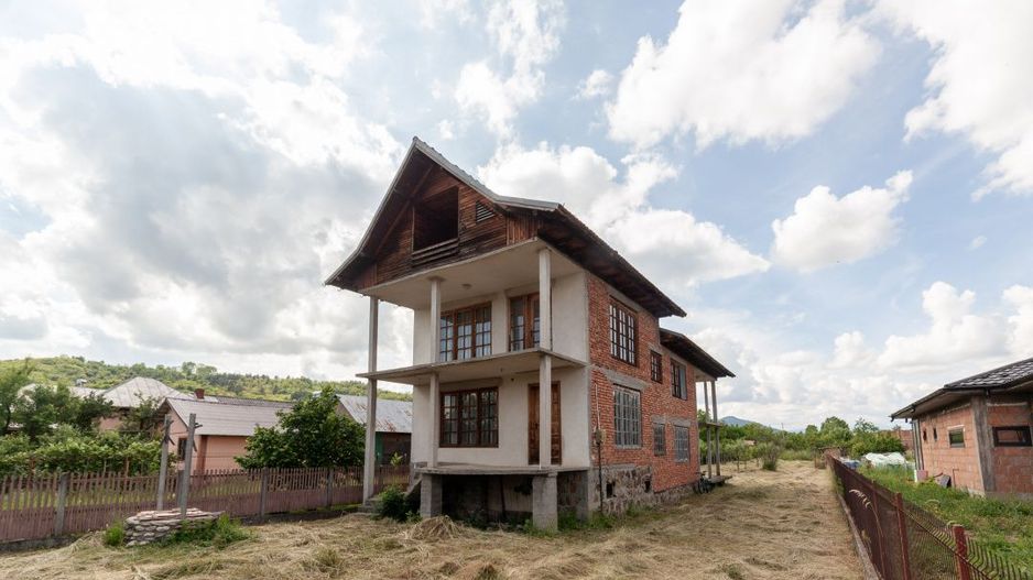 Casa +teren 1093 mp Domnesti-Arges cu o panorama superba! - Poză 3