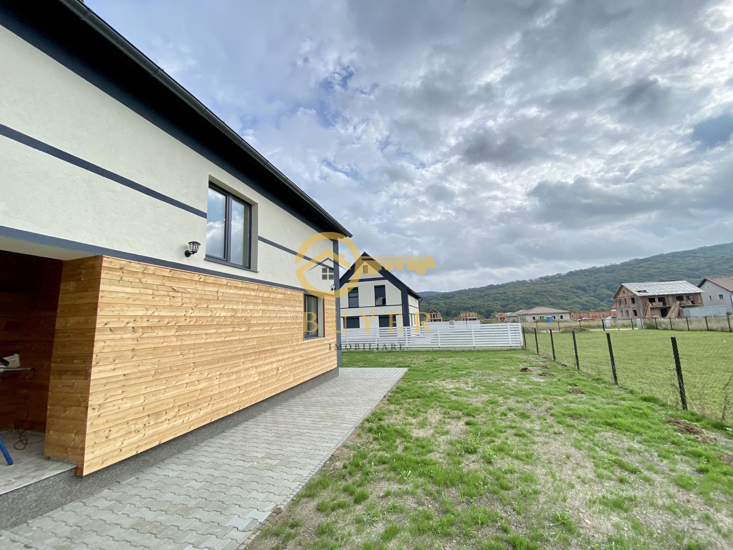 Casa intabulata, finisata LA CHEIE- Talmaciu, zona cu peisaj superb - Poză 12