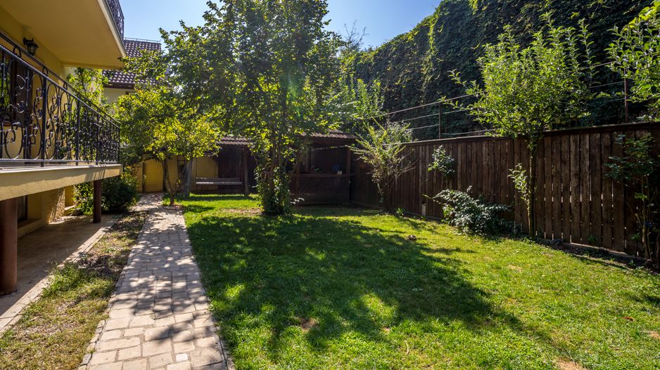 9 camere, 5 bai, spatiu hobby, gradina, garaj,locatie buna - Poză 3