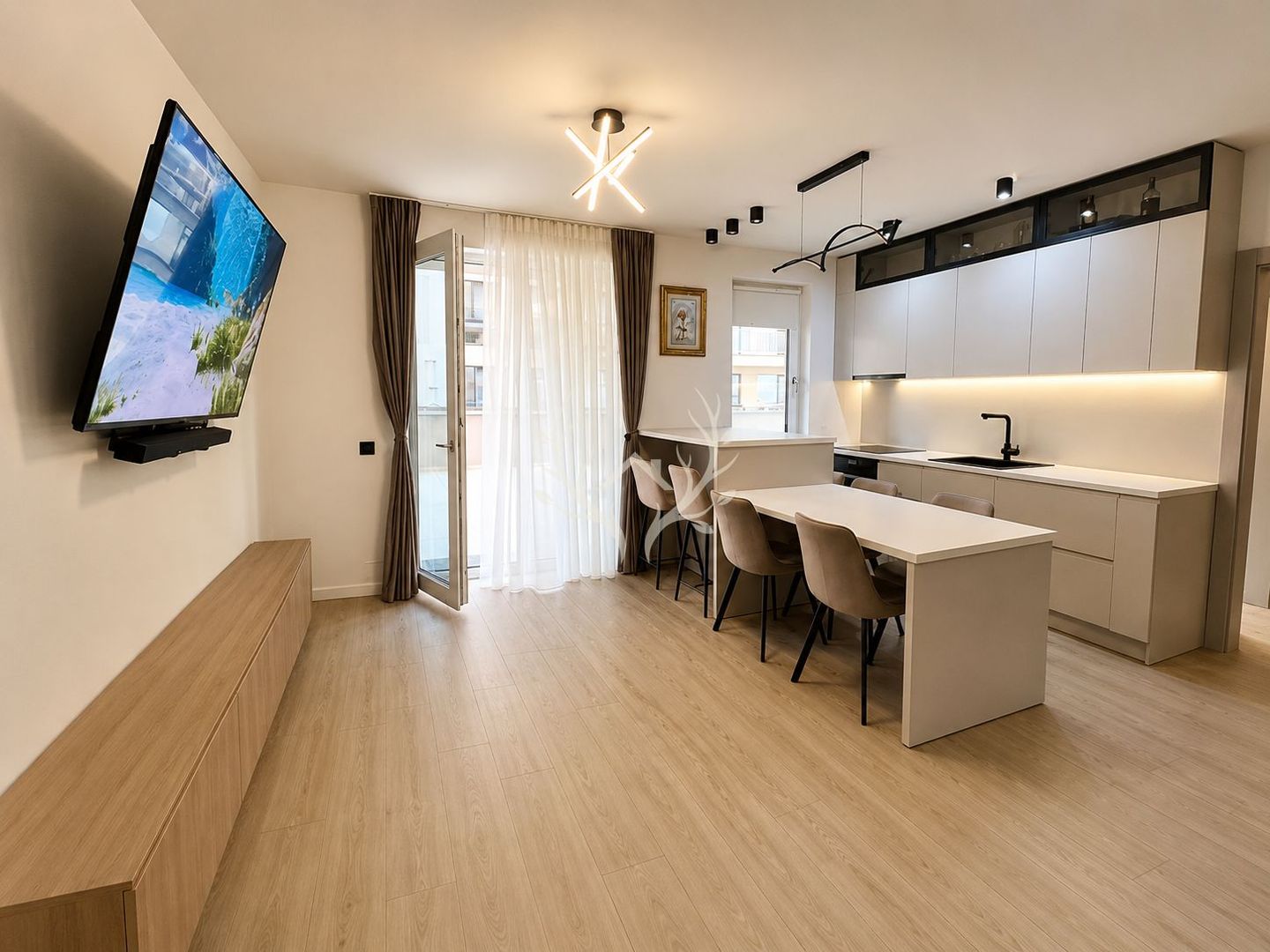 Apartament cu 3 camere si terasa de 82 mp - zona Vivo Floresti - Poză 1