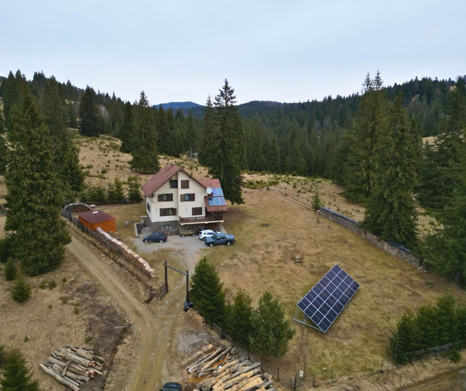 Vilă cu 10 camere P+2E+M 400 M² utili 2800 M² Teren Comandau - Poză 1