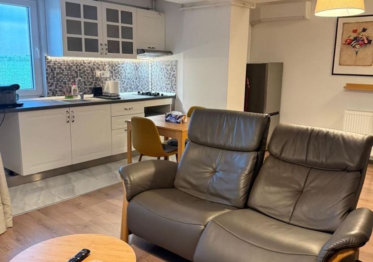 Garsoniera spatioasa, aproape de aeroport - Poză 3