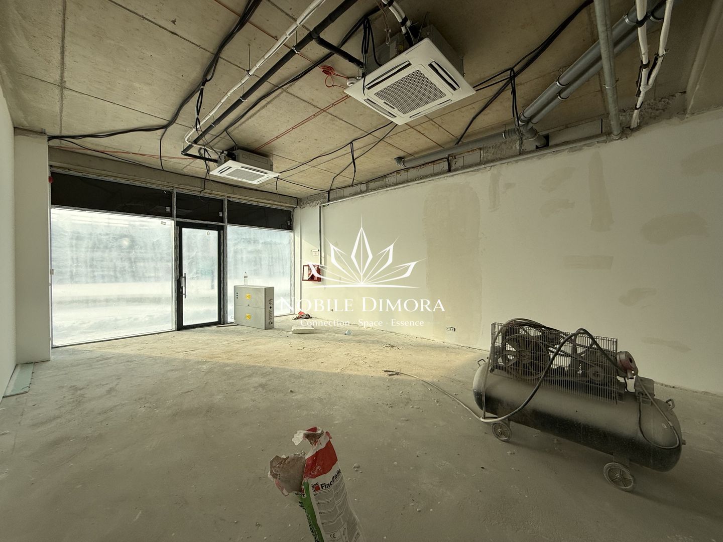 SAD - Spatiu comercial in zona centrala, langa Piata 700 - pret negociabil - Poză 1