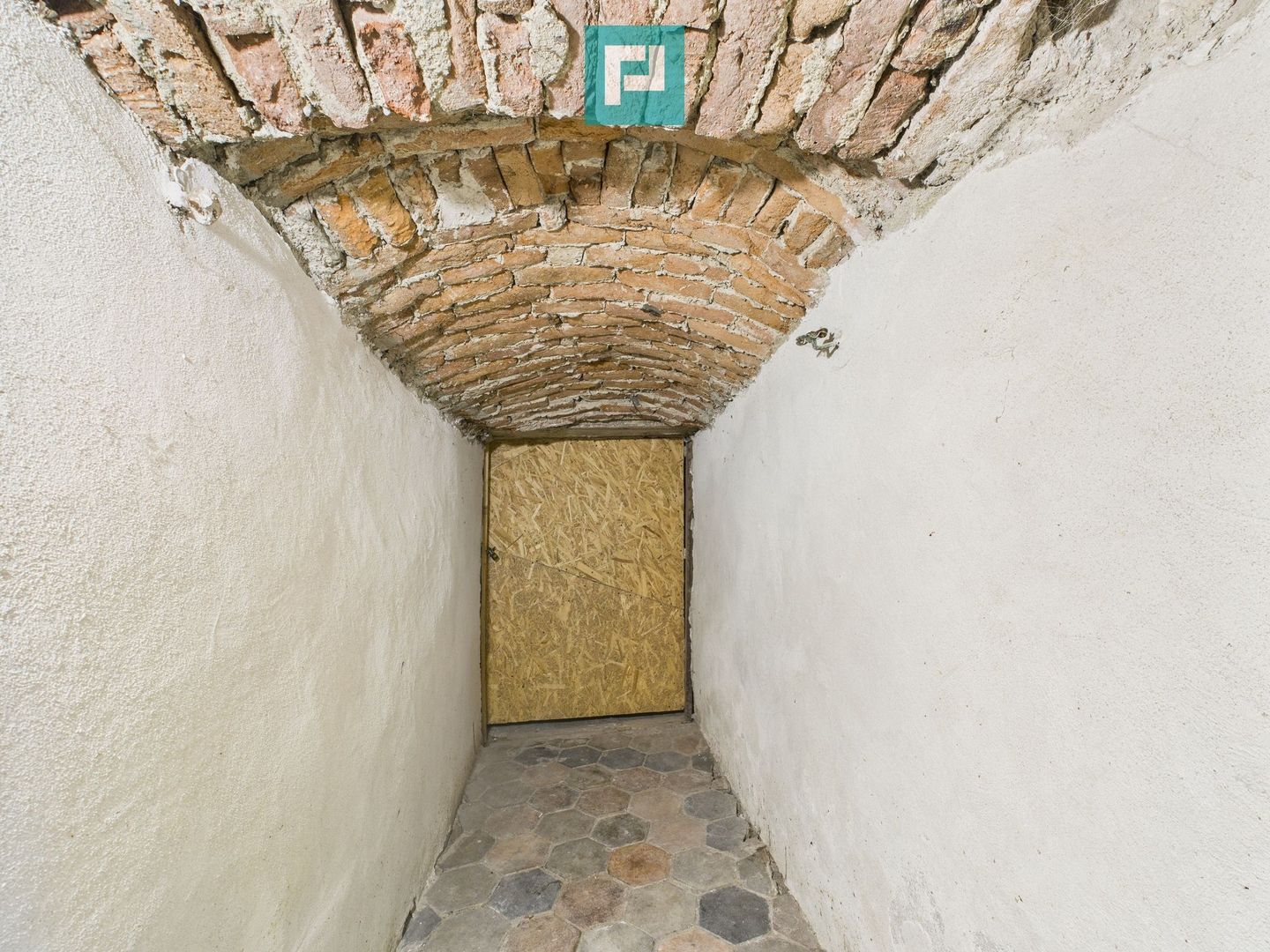 Două case, curte mare, lângă Castelul Huniazilor - Poză 34