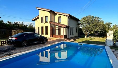 Casă spațioasă cu piscină, de vânzare în Simeria