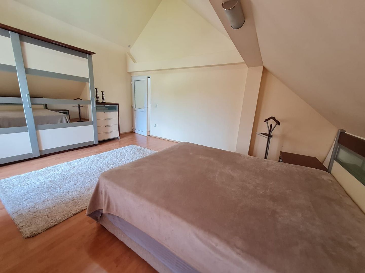 Casă cu teren generos pretabila pentru afacere - Poză 24