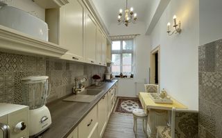 Apartament deosebit cu 3 camere, curte si parcare, aproape de Centru - Poză 10
