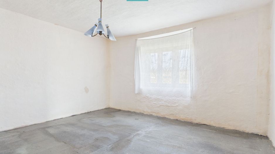 Casă cu teren generos de 6.000 m² - Poză 9