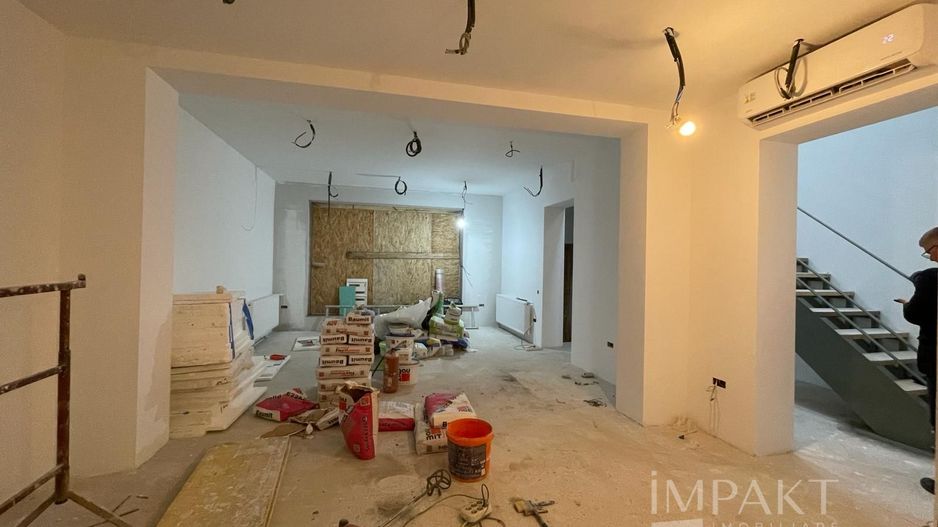 Spatiu comercial ultracentral cu vitrina si intrare direct din strada - Poză 1