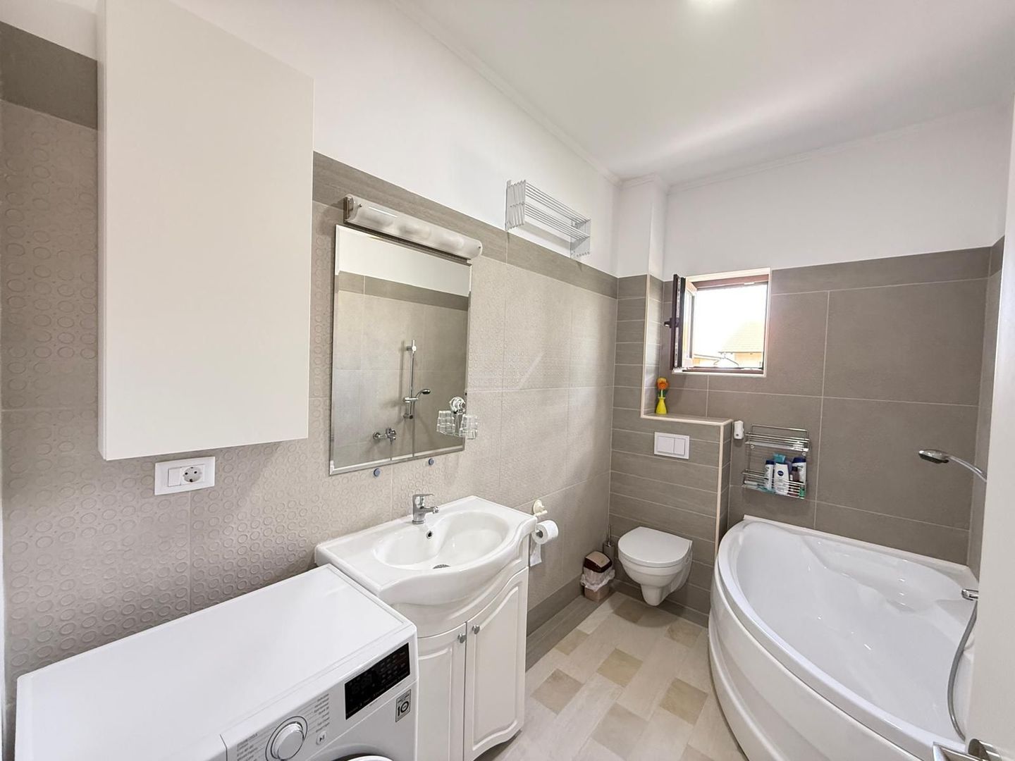 Mobilat si utilat complet. Disponibil imediat. Loc de parcare. - Poză 8