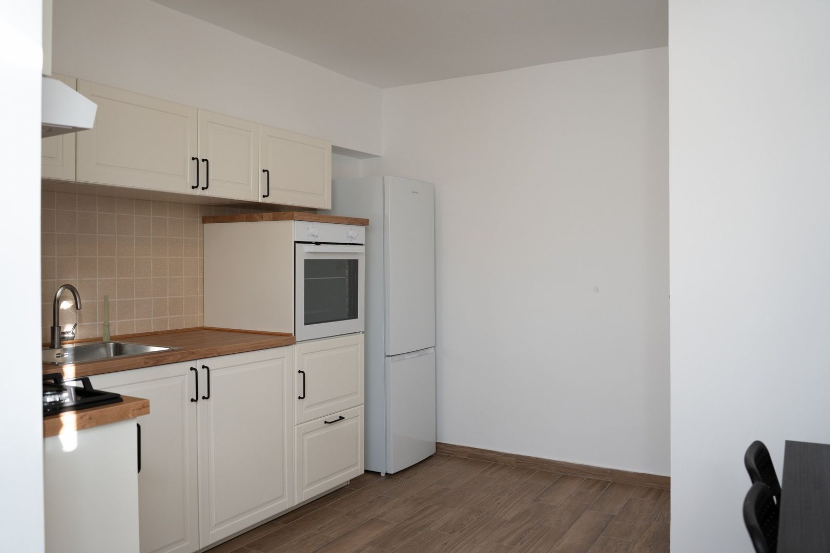 4 camere, 3 dormitoare, 2 băi, boiler, complet renovat - Poză 14