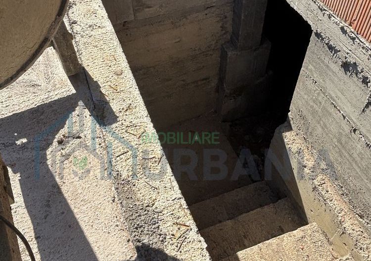 Casă la roșu cu beci de 30 mp și curte betonată, Târgu Frumos - Poză 5