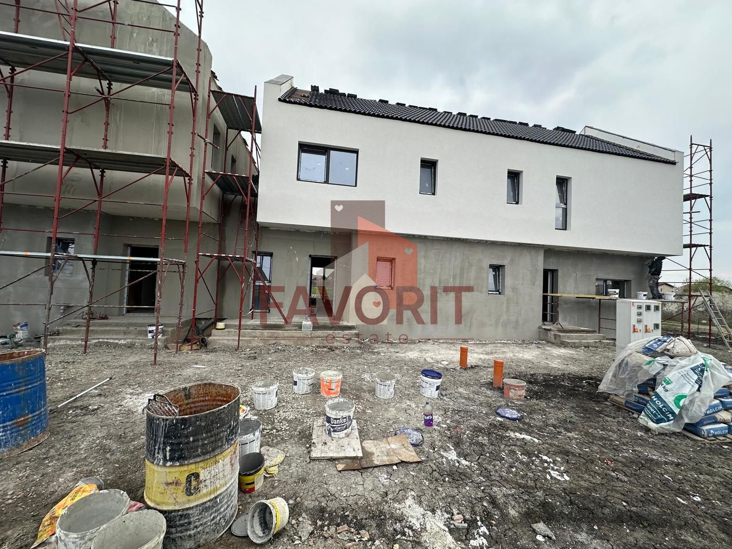 Triplex in Sacalaz |  Finisaje premium | 3 camere | Asfalt | 2 terase - Poză 1