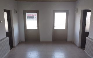 Casă cu teren de vânzare în Târgu Frumos - Poză 3