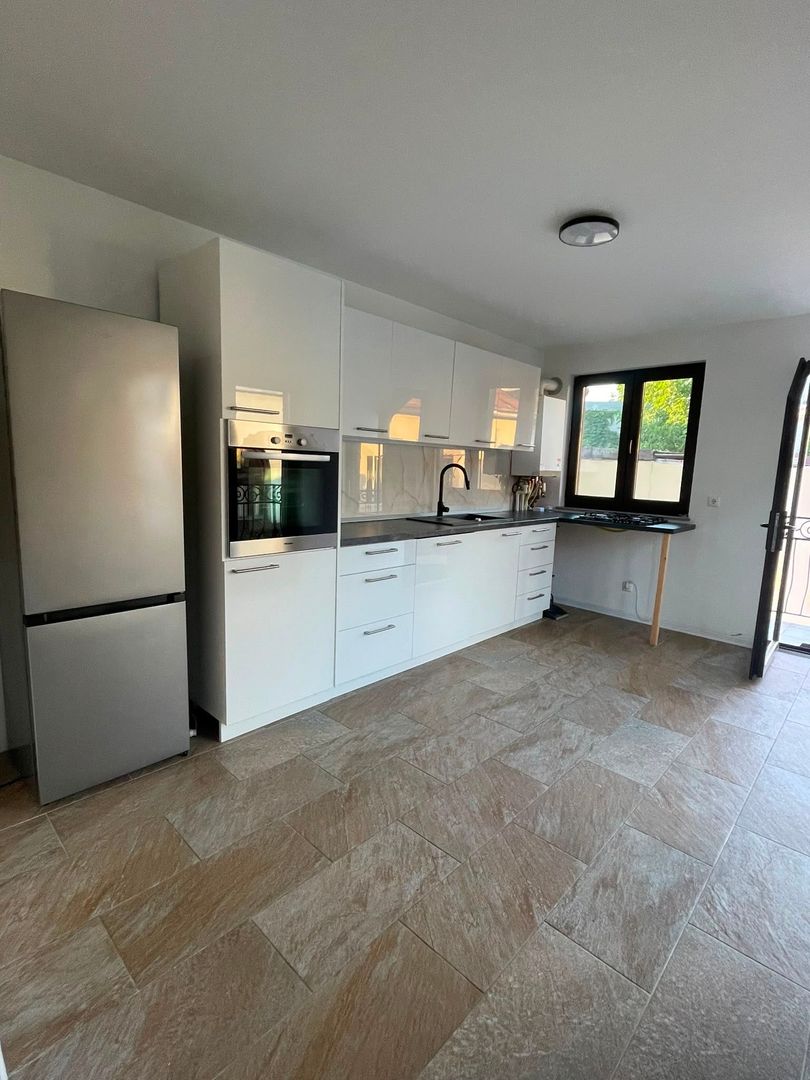 Apartament spațios cu 3 camere , - LA CURTE - 83 mp - Poză 2