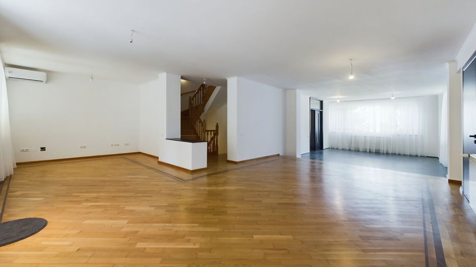 Vilă pe Șoseaua Nordului- Pretabilă pt. Locuit/Activitate Comercială - Poză 2