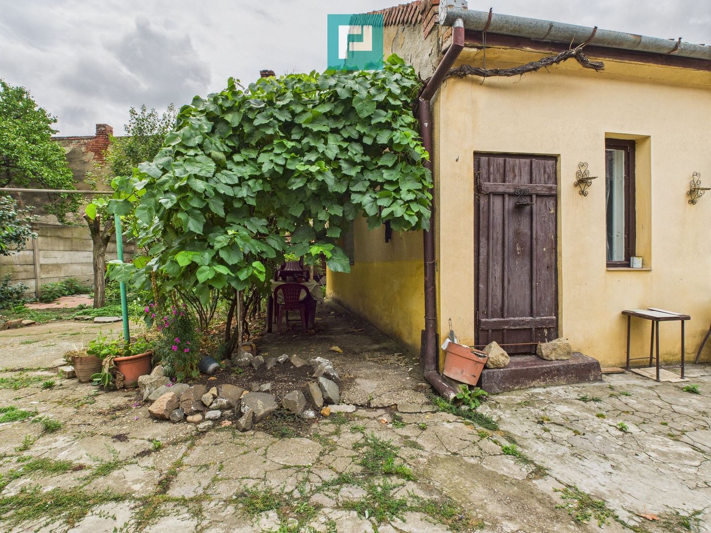 Apartament la casă cu 4 camere în Pârneava - Poză 2