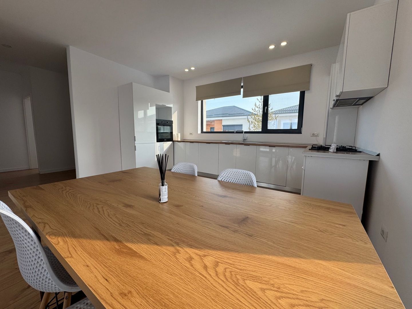 Casa pe parter Tunari, curte 330m, MOBILATE si UTILATE - Poză 3