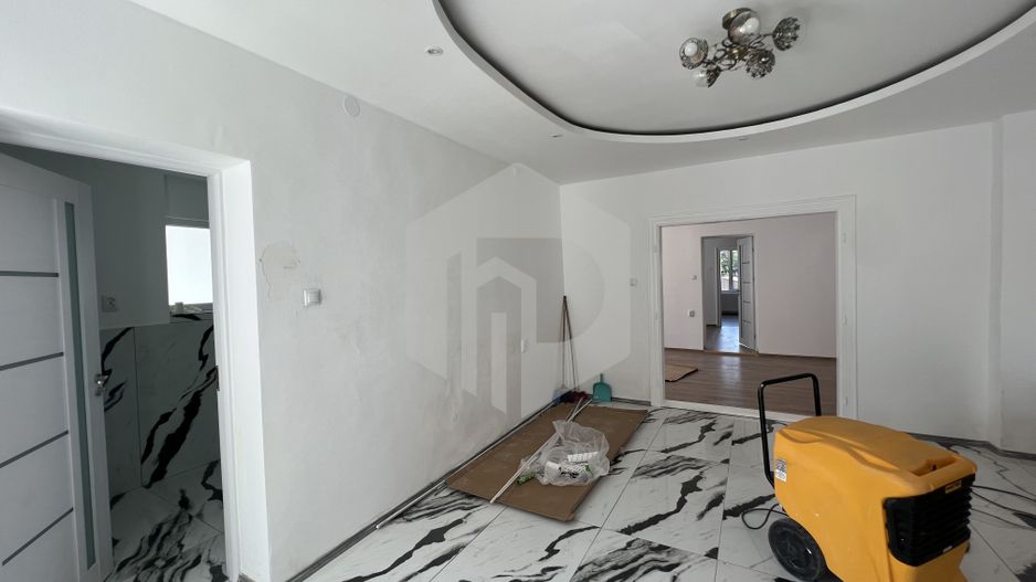 De vanzare casa renovata- 2 cladiri- Zona Moldoveanu-- 400 mp utili - Poză 9