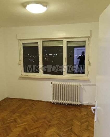 Vând apartament cu 3 camere zona centrala - Poză 1