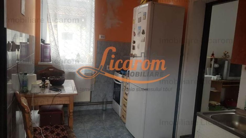 Corp de casa Blumana, zona str Lunga,curte,pod,beci. - Poză 6