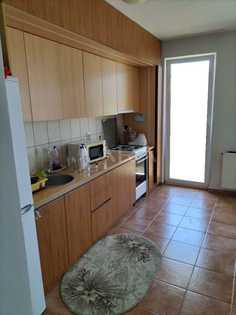 Vand apartament situat in Floresti - Poză 1