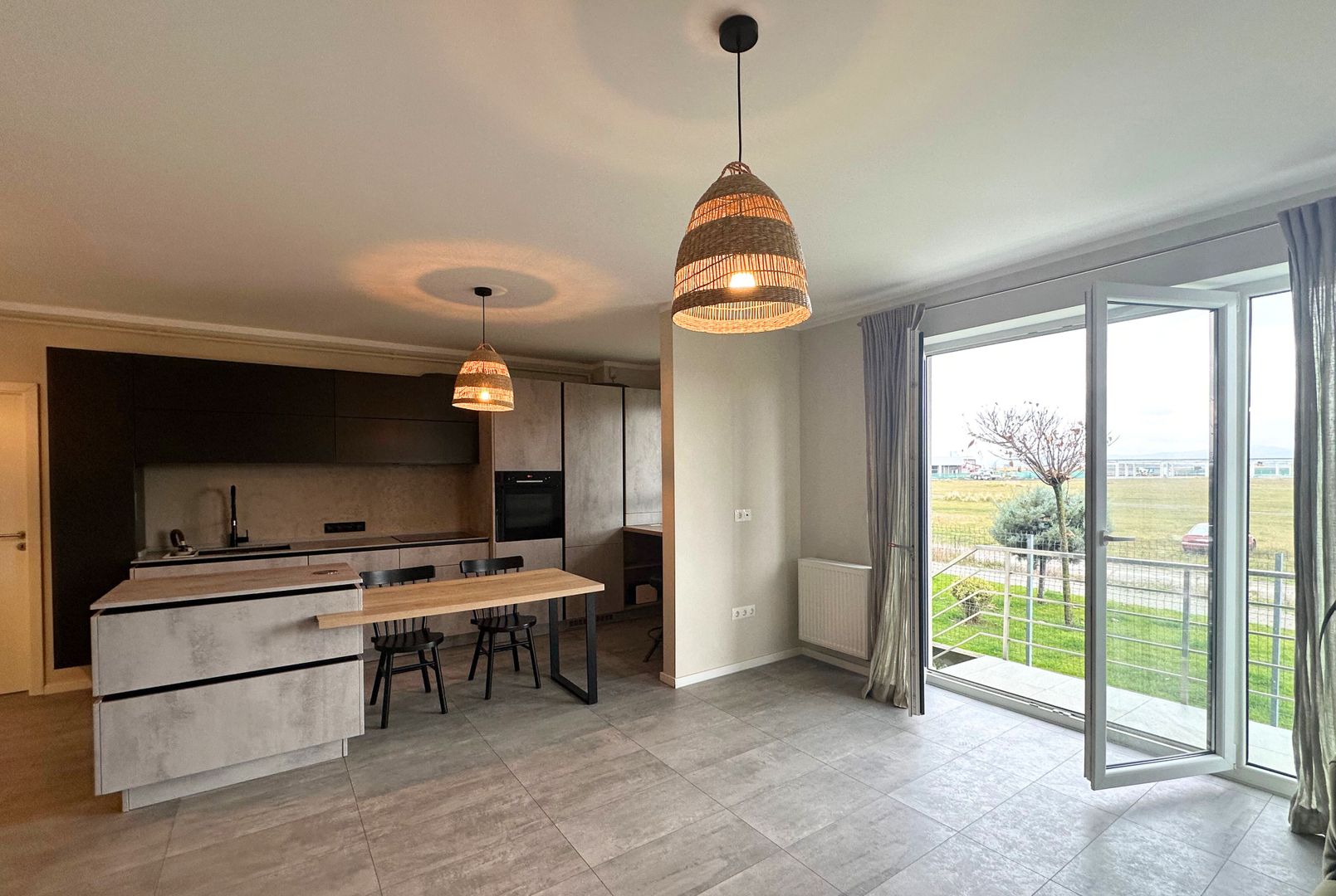 Apartament 2,5 camere chic cu grădină balcon vitrat și mobilier premium - Poză 4