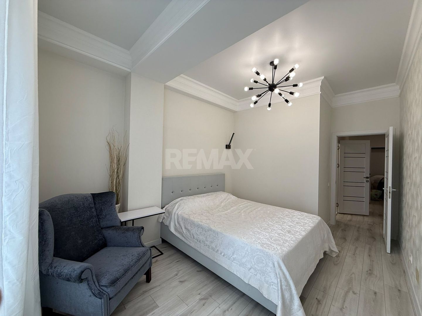 Apartament cu 2 dormitoare si living chiar in centrul Chișinăului - Poză 12