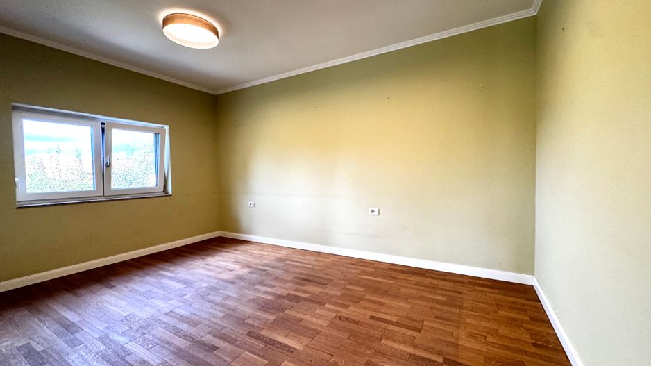 Casa spațioasă, cu teren generos, zona liniștită - in Braytim - Poză 18