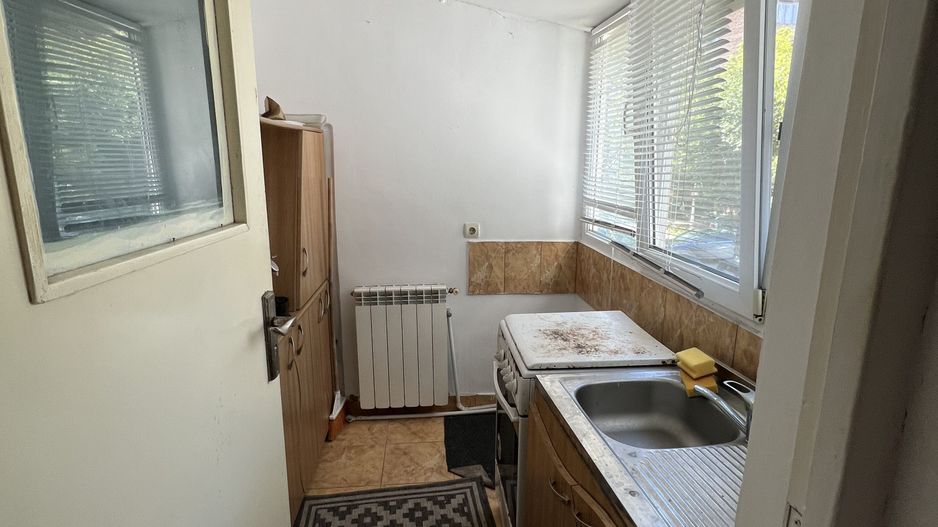 vand apartament 2 camere zona Bulevardul Revolutiei ,etaj 1, decomanda - Poză 3