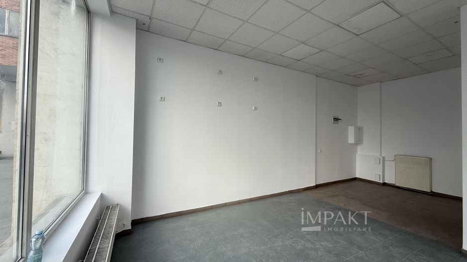 Spatiu comercial cu vitrina generoasa aproape de centru - Poză 3