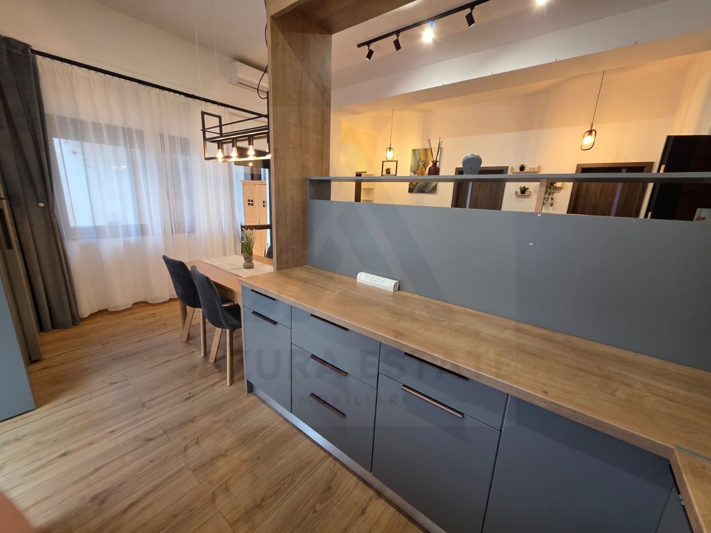 Penthouse spatios 80 mp utili 2 balcoane si terasa parcare Selimbar - Poză 1